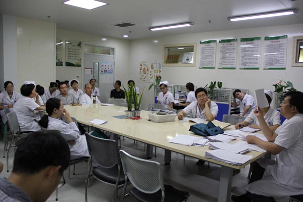 內(nèi)科黨支部召開黨員大會(huì).JPG